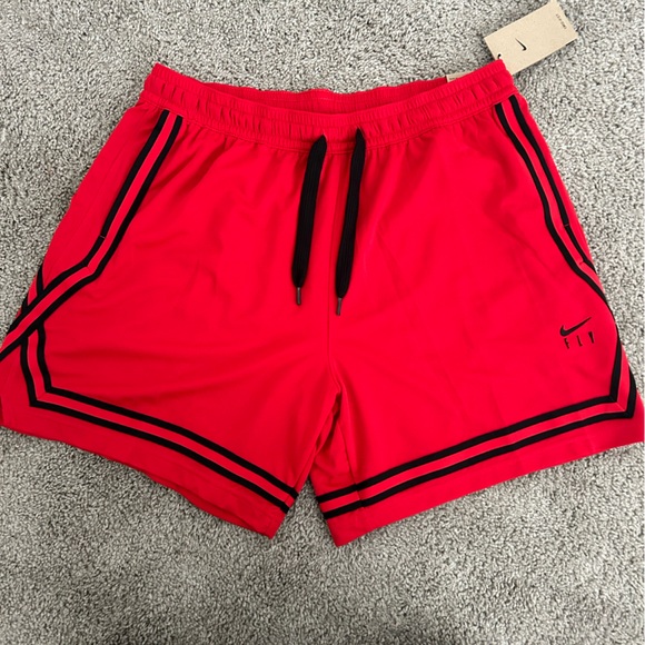 Nike Loose Fit Basketball Shorts / DRI-FIT - Picture 3 of 6